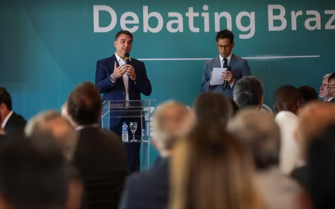 Flávio Bolsonaro afirma que urnas eletrônicas são inseguras