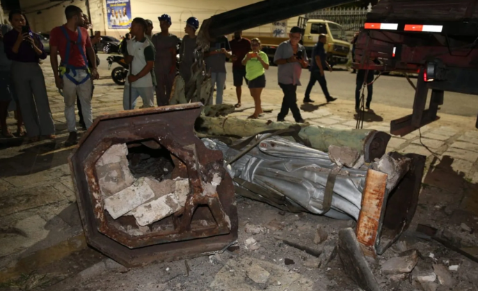 Imagem da Sagrada Família cai durante retirada de prédio histórico em Fortaleza